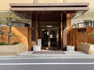 【エントランス】 | お客様を、そして住人を出迎えてくれるマンションのエントランス。ゴミが落ちていないことからも、管理状態の良さや住民の節度の高さが見て取れます。～即日のご見学可能～　お問合せはお気軽にどうぞ。