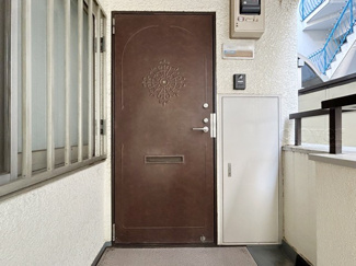 【その他共用部分】 | 皆様をお迎えする、お部屋の玄関ドア。開けやすさや開放角度、ドアノブの操作しやすさや鍵の形状などを、現地で一度ご確認ください。～即日のご見学可能～　お問合せはお気軽にどうぞ。