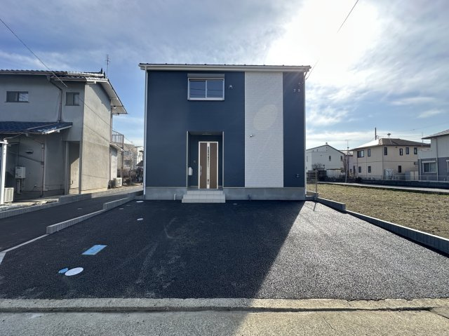 小田原市栢山 並列3台駐車可能　庭付き戸建