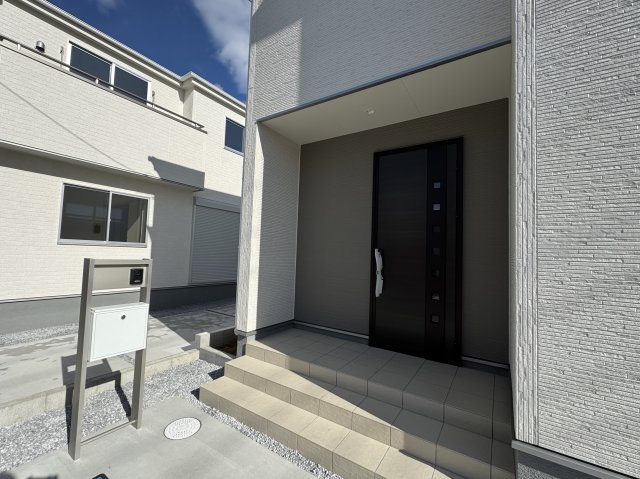 三郷市彦野新築戸建【彦成小学校：6分】のエントランス|エントランス・玄関ポーチ