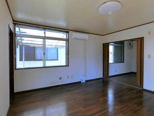 市原貸家２の洋室