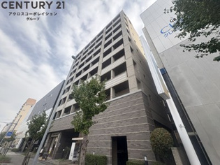 オートロックで外部の人間が簡単に出入りできないため安心です。
