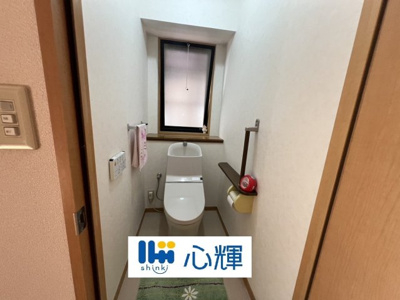 【トイレ】 | 宇部市あすとぴあ５丁目中古2階建4LDK+S | いつまでも清潔な空間であって頂けますように、汚れをふき取り易いフロアと壁紙をチョイス致しました。