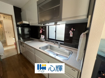 【キッチン】 | 宇部市あすとぴあ５丁目中古2階建4LDK+S | 充分なスペースを実現したキッチン空間となっています。寛ぐ方とお料理をされる方の一体感を重視した設計。