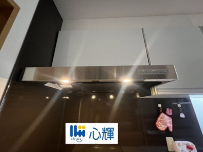 【キッチン】 | 宇部市あすとぴあ５丁目中古2階建4LDK+S | 最新タイプのレンジフードは吸引性能も良好！お手入れも簡単です。