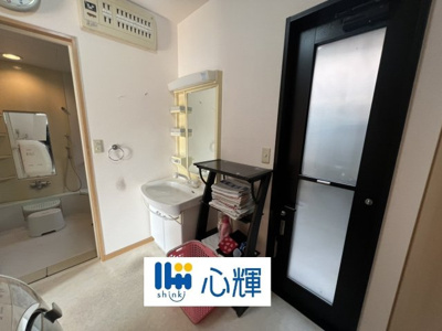 【独立洗面台】 | 宇部市あすとぴあ５丁目中古2階建4LDK+S | 平日の朝であっても落ち着きと寛ぎを感じられ、スムーズに身支度が完了します。

