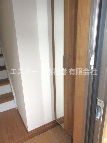 El alivio(エル・アルビオ） Ｄ棟の玄関|姿見付きシューズボックス