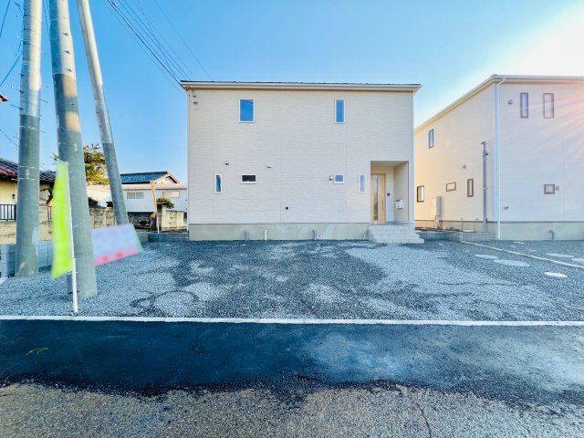 太田市岩松町の外観|駐車スペースを確保しながら、お庭のスペースではBBQや家庭菜園なども楽しめます♪