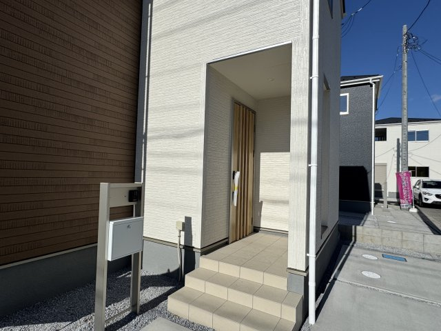 三郷市彦野新築戸建【彦成小学校：6分】のエントランス|エントランス・玄関ポーチ