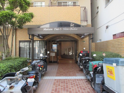 【エントランス】 | メゾン第５新大阪 | 落ちついた外観にマッチしたエントランスです