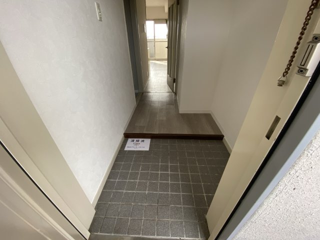 大栄・十二所前レジデンスの玄関
