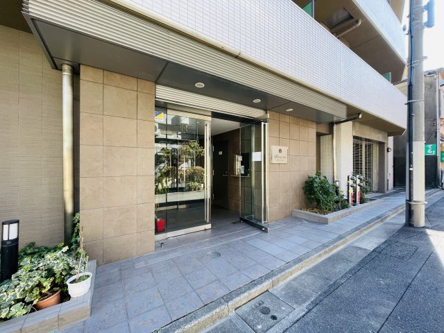 ライジングプレイス松が谷のエントランス