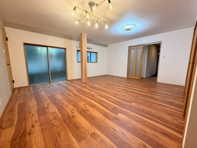 柏崎市春日レントハウスの居間・リビング