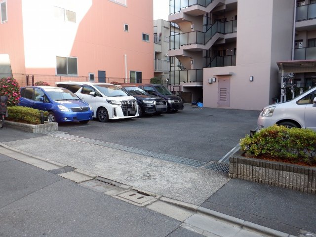 ライオンズマンション王子第7の駐車場
