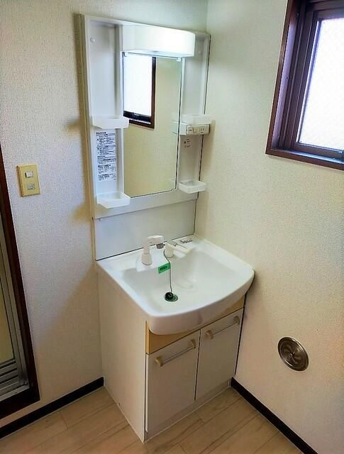 小川マンションの独立洗面台