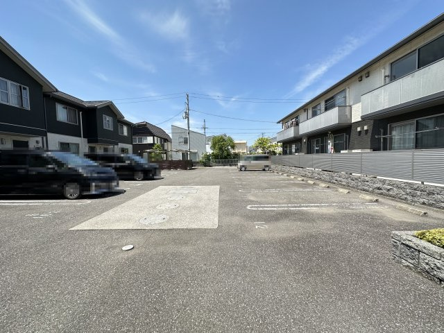 シャーメゾン中久万の駐車場