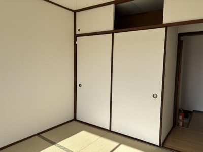 【和室】 | 芝中団地ロ-2 | 4.5帖の和室にも大きな窓とたっぷり収納