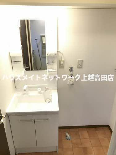 ハイツピースフルの洗面所|シャワー洗面・洗濯機置場（参考リノベーション前の室内写真）
