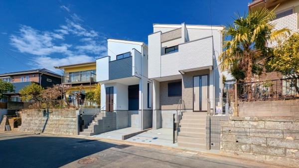 横浜市港南区日野８丁目の新築一戸建の外観|周辺は落ち着いた街並み。
是非一度、現地へお越しください。
