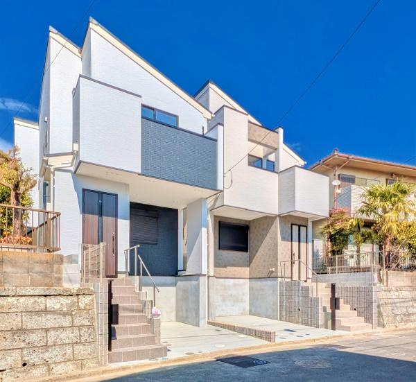 横浜市港南区日野８丁目の新築一戸建の前面道路含む現地写真|周辺は落ち着いた街並みになります。
子育てにはぴったりの住環境♪