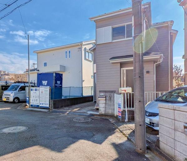 横浜市港南区東永谷３丁目の中古一戸建の前面道路含む現地写真|周辺は落ち着いた街並みになります。
子育てにはぴったりの住環境♪