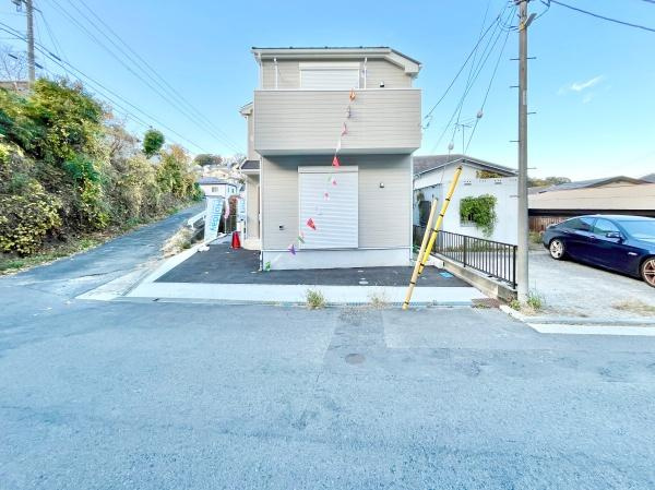 横浜市磯子区岡村１丁目の新築一戸建の前面道路含む現地写真|広々とした前面道路！
駐車も楽に行えます。