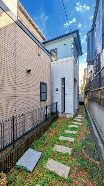 横浜市鶴見区東寺尾１丁目の中古一戸建の外観|周辺は落ち着いた街並み。
是非一度、現地へお越しください。
ご自宅まで送迎も可能です