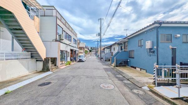 横浜市港南区芹が谷３丁目の中古一戸建の前面道路含む現地写真|車通りが少ない為、小さなお子様にも安心です。
是非一度、現地へ起こしください。

