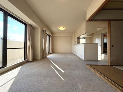 【居間・リビング】 | サンシティ貝塚３番館　中古マンション | 陽当たり良好で明るいリビングです