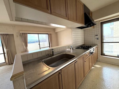 【キッチン】 | サンシティ貝塚３番館　中古マンション | お料理も捗る3口コンロ付きです♪