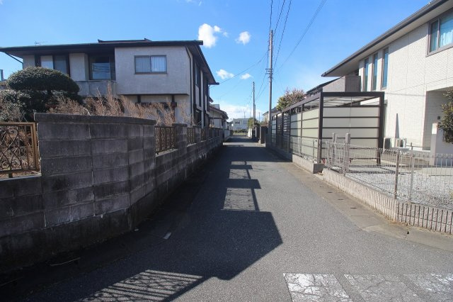 小山市犬塚の前面道路含む現地写真|北側にある接道を東側から撮影（2025年2月撮影）
