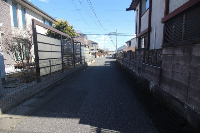 小山市犬塚の前面道路含む現地写真|北側にある接道を西側から撮影（2025年2月撮影）