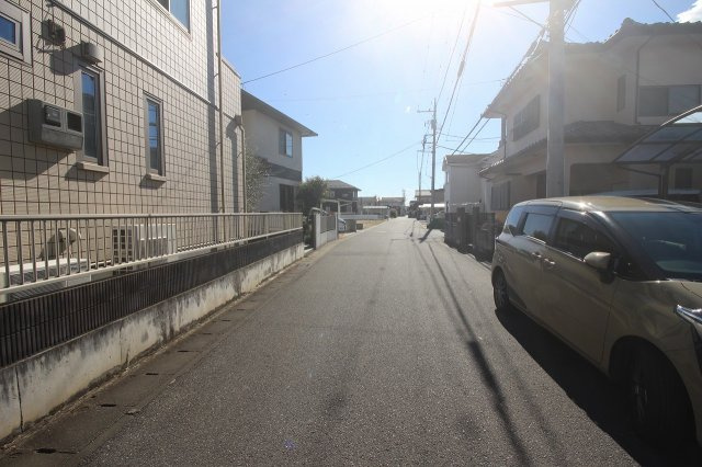 小山市犬塚の前面道路含む現地写真|東側にある接道を北側から撮影（2025年2月撮影）