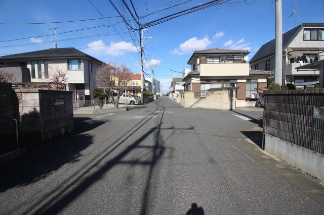 小山市犬塚の前面道路含む現地写真|東側にある接道を南側から撮影（2025年2月撮影）