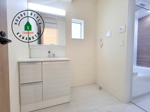 熊本市東区東野2丁目第1-2棟（2号棟）の脱衣所|ゆとりの洗面スペースで朝の身支度もスムーズに。暮らしを快適に変えるシャワー付洗面台です！