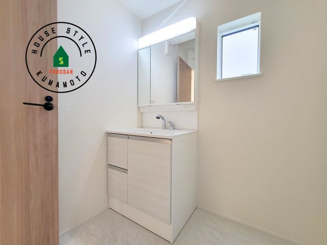 熊本市東区東野2丁目第1-2棟（2号棟）の独立洗面台|毎日使うものだから清潔な空間を保ちたい水回り。洗面にはそんな願いを解消させてくれる収納アイデアが満載です。三面鏡の裏側にはキャビネットが現れ小物から背の高い物まで収納できます。
