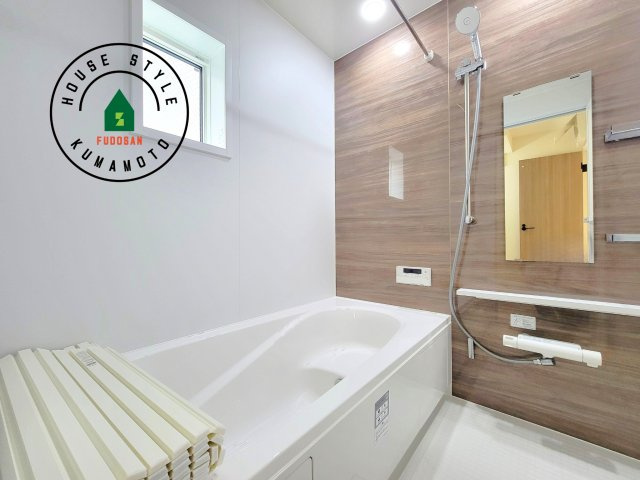 熊本市東区東野2丁目第1-2棟（2号棟）の浴室|1日の疲れを癒してくれる広々バスルーム。雨の日のお洗濯にも大活躍な浴室乾燥機付です！