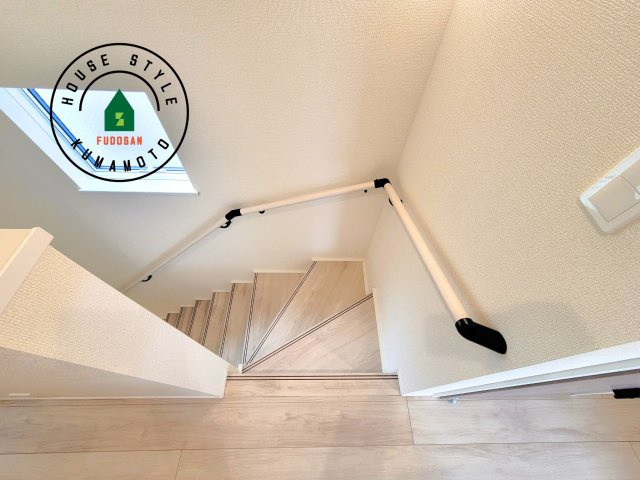 熊本市東区東野2丁目第1-2棟（2号棟）の内装|＜手すり付階段＞手すりがないと階段の昇り降りで危険なことはもちろん、壁に手をつきながら歩くことで壁紙が汚れやすくなります。すべての方に快適に昇り降りしていただくため、手すりを設置しました。