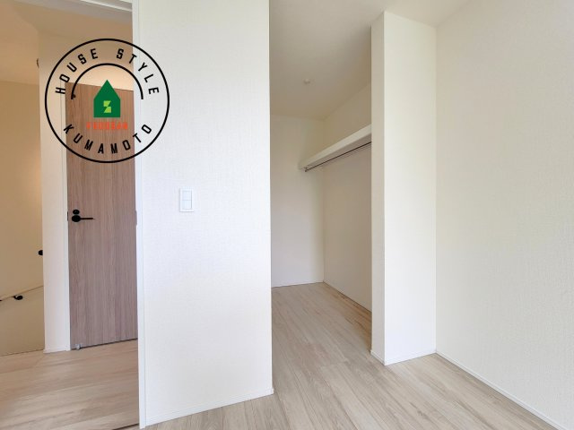 熊本市東区東野2丁目第1-2棟（2号棟）の収納|洋服や大きな荷物が多い方や人数の多いご家族などは、一般的なクローゼットよりもウォークインクローゼットのほうが使い勝手が良いです。