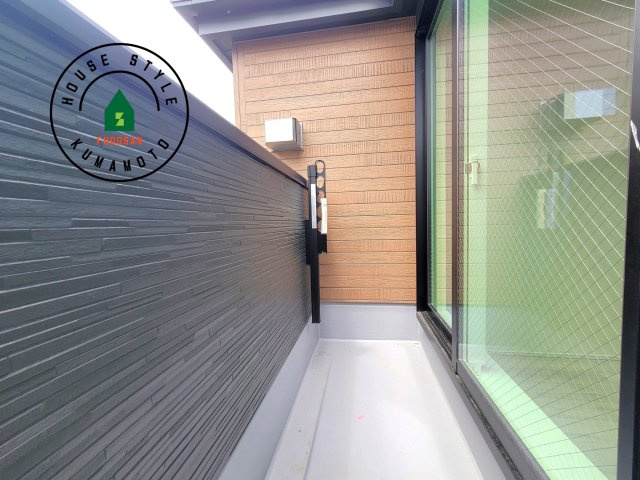 熊本市東区東野2丁目第1-2棟（2号棟）のバルコニー|風をしっかりと感じられるバルコニーでは、毎日が洗濯日和です。広々としているので洗濯も楽しくなるでしょうし、気分転換にバルコニーからの眺めを楽しむのもいいでしょう。