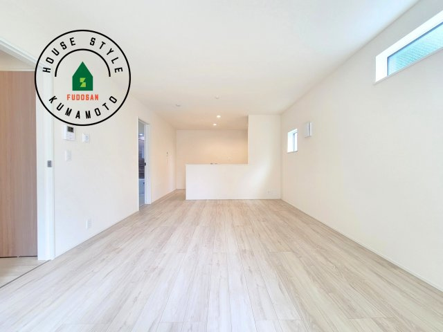 熊本市東区東野2丁目第1-2棟（2号棟）の居間・リビング|キッチンからリビングをしっかり確認できます。家族の笑顔があふれる空間になりそうですね。