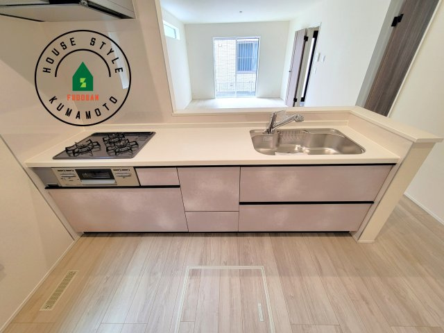 熊本市東区東野2丁目第1-2棟（2号棟）のキッチン|ご家族を近くに感じられる対面キッチンのLDK。会話もはずみそうですね。