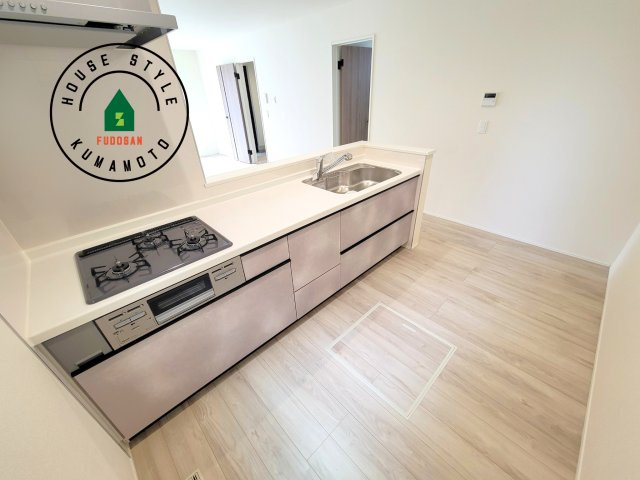 熊本市東区東野2丁目第1-2棟（2号棟）のキッチン|ダイニングテーブルへの配膳がラクラク、お料理はかどるカウンター付きシステムキッチン！