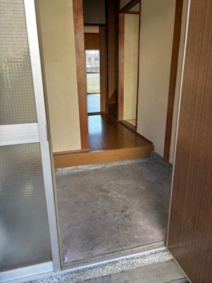 【玄関】 | 北条5丁目　中古戸建 | 広めの明るい玄関です♪