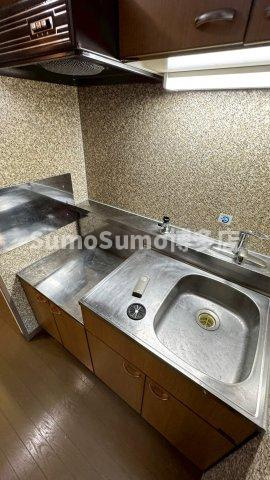 ドルフィン・ブルーのキッチン|コンパクトなキッチンで掃除もラクラク