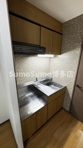 ドルフィン・ブルーのキッチン|コンパクトなキッチンで掃除もラクラク