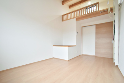 【居間・リビング】 | Soranji A | こちらの居間で趣味の時間をお楽しみください