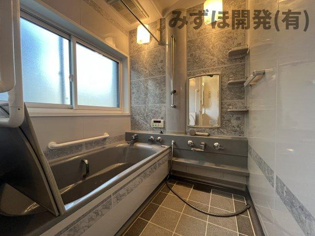 新庄市千門町の浴室|グレーの大理石風パネルにより、高級感が出て素敵です◎浴槽は足を延ばして入れるゆったりサイズ！