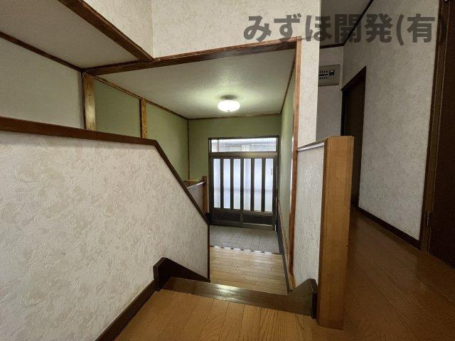 新庄市千門町の玄関|中２階がある珍しい設計です。