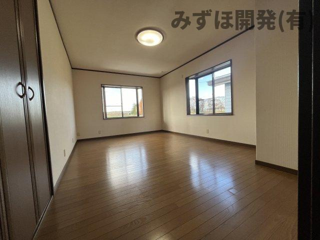 新庄市千門町の内装|2F洋室　角部屋で２面から採光が取れる、明るい空間です◎